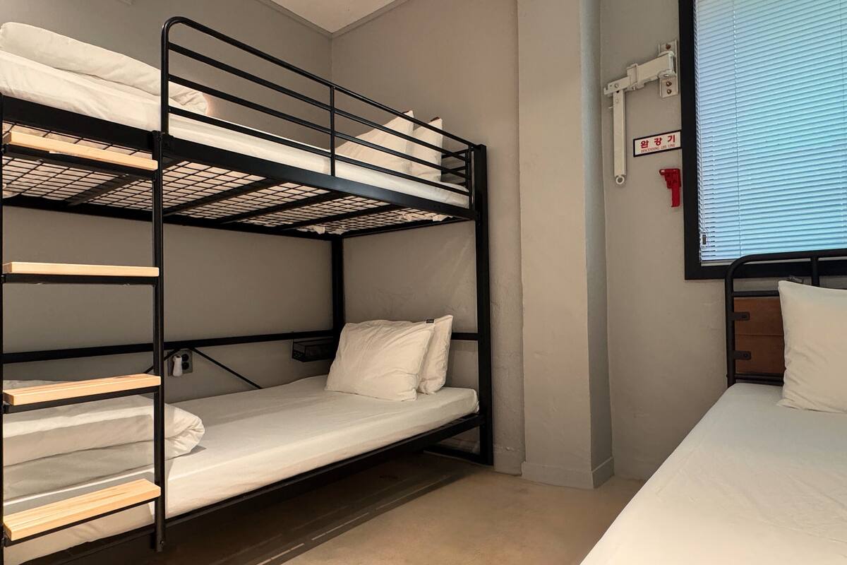 Triple Room | Rideaux d’obscurcissement, système d’insonorisation