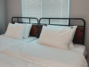 Standard Twin Beds Room | Rideaux occultants, fer et planche à repasser, Wi-Fi gratuit