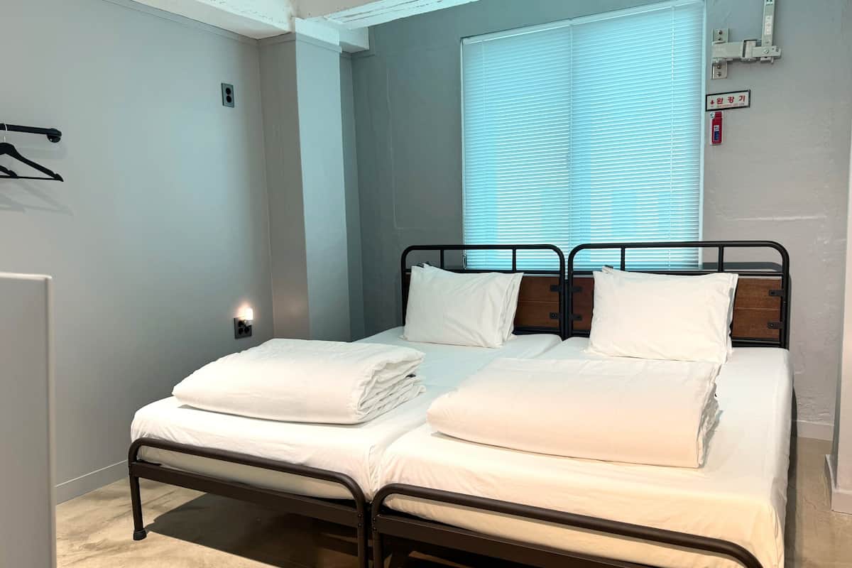 Standard Twin Beds Room | Tende oscuranti, ferro/asse da stiro, Wi-Fi gratuito