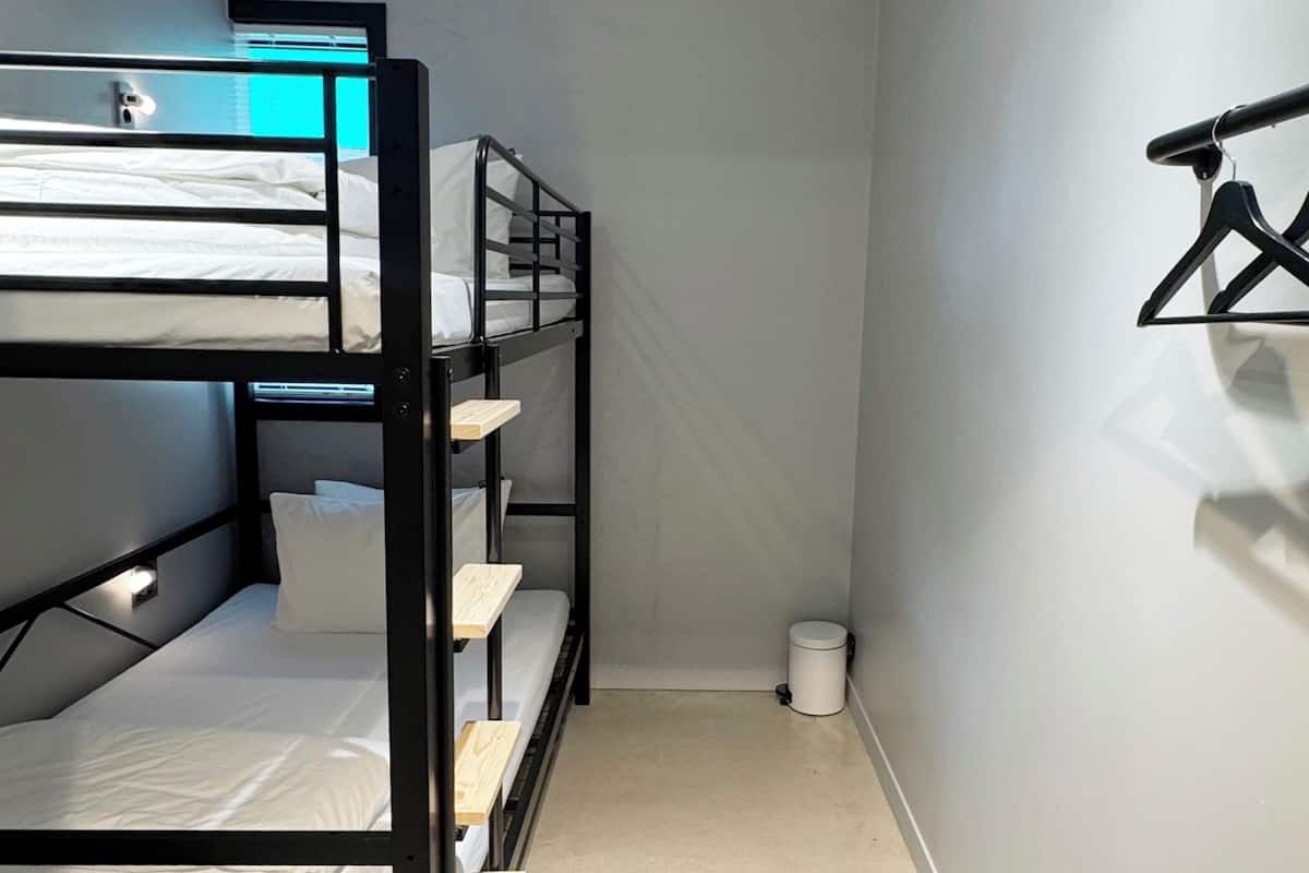 Economy Twin Beds Room | Tende oscuranti, ferro/asse da stiro, Wi-Fi gratuito