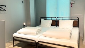 Standard Twin Beds Room | 遮光カーテン、防音設備、アイロン / アイロン台、WiFi (無料)