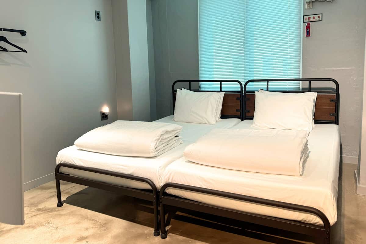 Standard Twin Beds Room | Rideaux d’obscurcissement, système d’insonorisation
