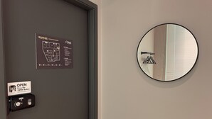 Single Room | 遮光カーテン、防音設備、アイロン / アイロン台、WiFi (無料)