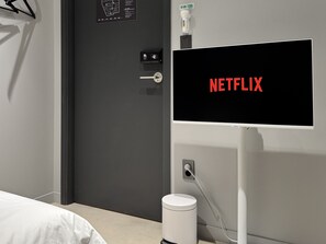 Triple Room | Cortinas blackout, insonorización y tabla de planchar con plancha 