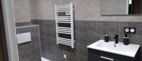 Douche, sĂšche-cheveux, serviettes fournies, papier toilette