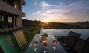 Outdoor dining - Villa Arithea (Varipetro)