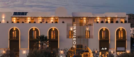 Fachada de la propiedad por la tarde o noche