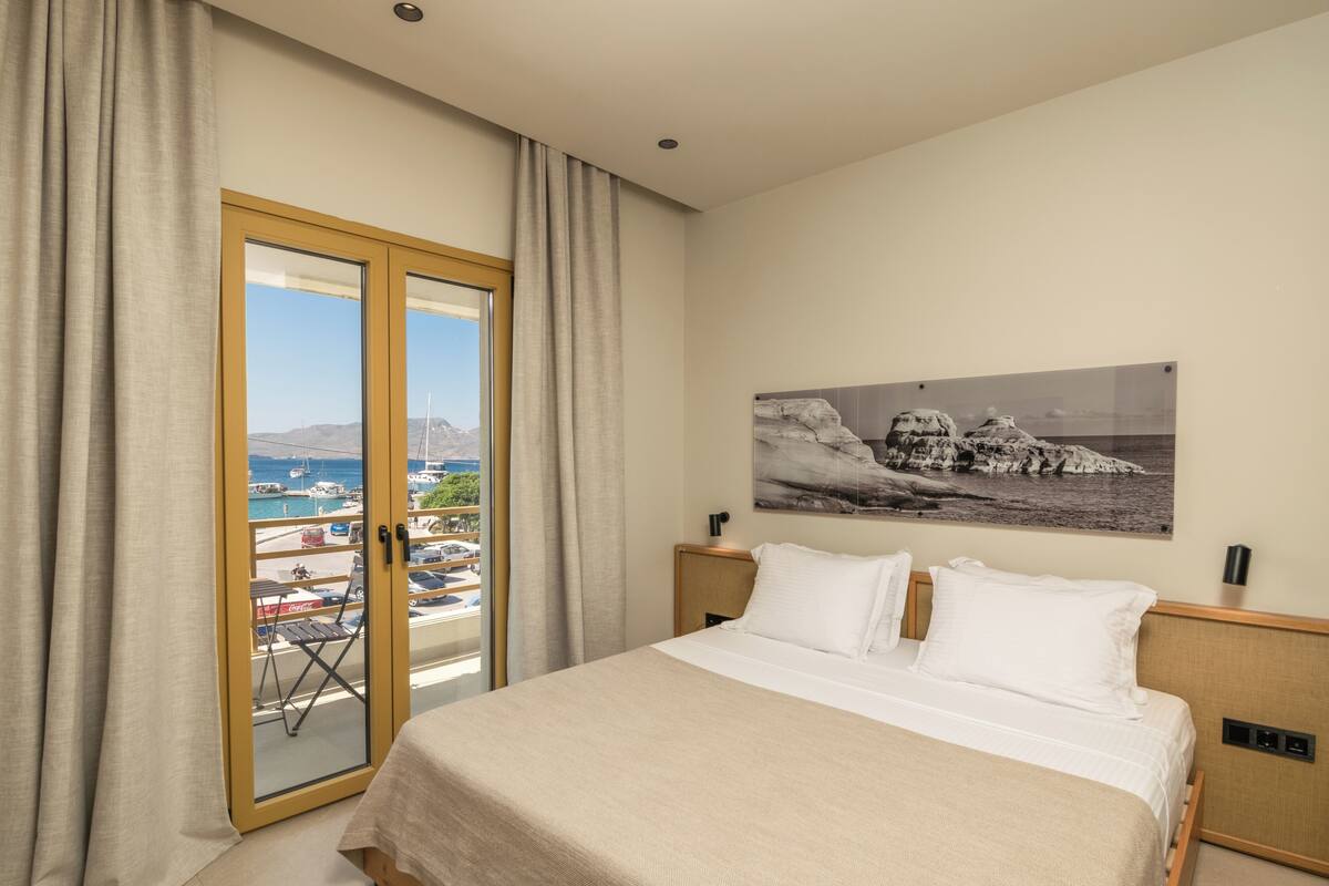 Suite Deluxe, balcon, vue sur la mer | Minibar, coffre-fort, fer et planche à repasser, accès au Wi-Fi (inclus)