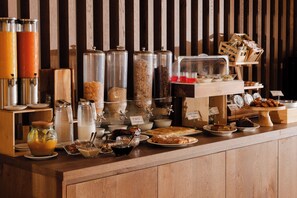 Tägliches inbegriffenes kontinentales Frühstück