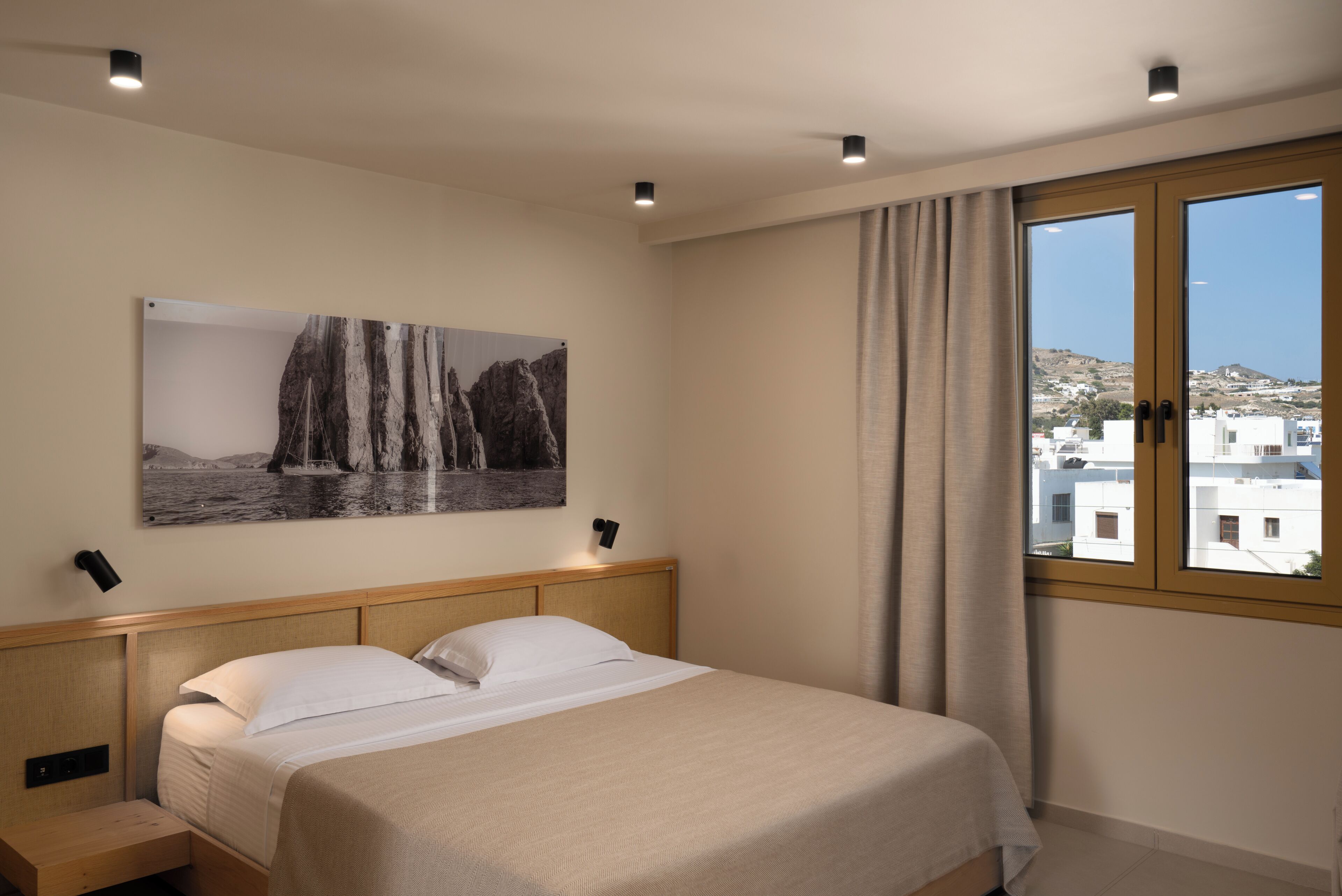 Honeymoon suite, balkon | Een minibar, een kluis op de kamer, een strijkplank/strijkijzer