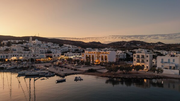 Voorkant accommodatie - avond/nacht