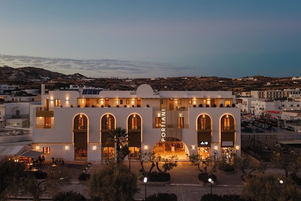 Fachada de la propiedad por la tarde o noche