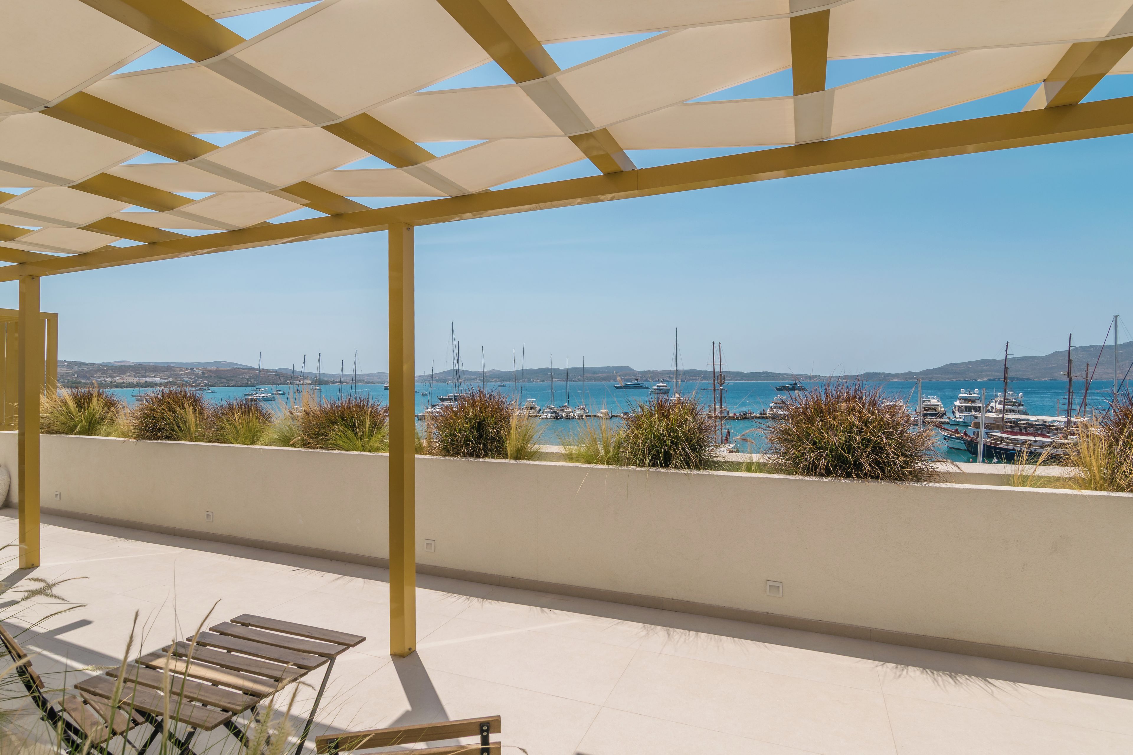 Un espacio al aire libre cubierto con vista a un puerto deportivo y barcos.