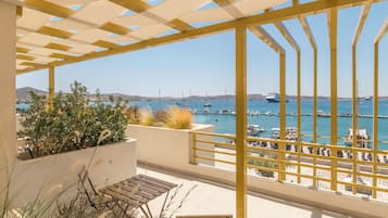 Un balcón con vista a un puerto deportivo y barcos.
