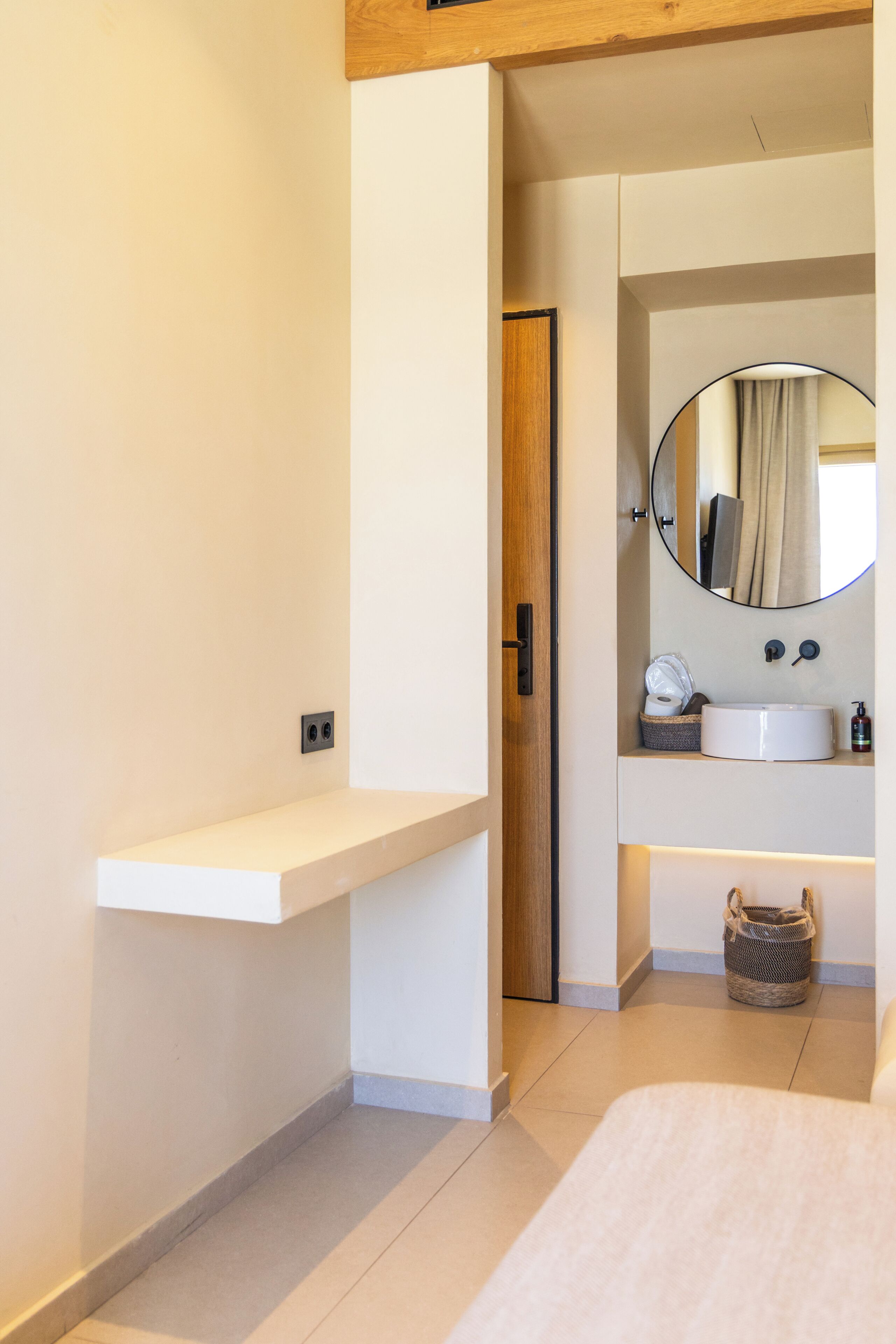 Un baño moderno con repisas integradas, un espejo y un inodoro.