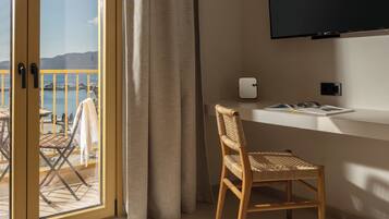 Deluxe-Suite, Balkon, Meerblick | Minibar, Zimmersafe, Bügeleisen/Bügelbrett, kostenloses WLAN