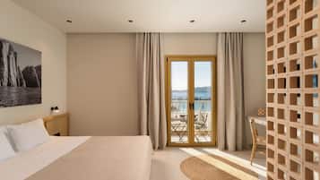 Suite Deluks, balkon, pemandangan laut | 1 kamar tidur, brankas, setrika/meja setrika, dan Wi-Fi gratis