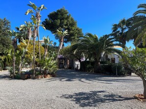 Property grounds - Villa, 5BR, Sea views, walk to the beach, pool house (Ibiza)