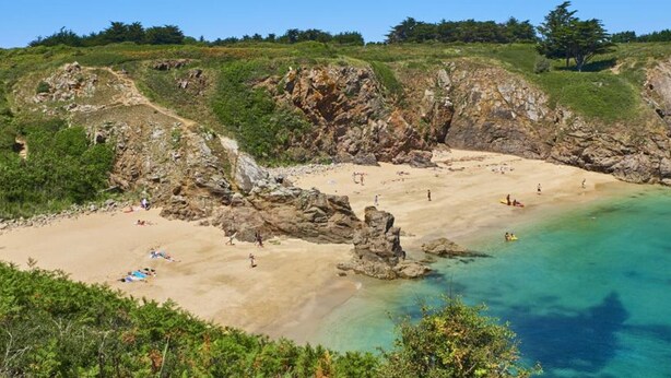 A beach with rocky terrain and clear turquoise waters. - 4-Person Pavilion in Private Park at Jard-sur-Mer (Jard-sur-Mer)