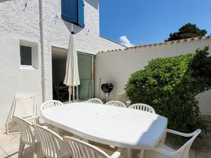 تناول الطعام بالخارج