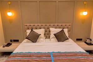 Nệm cao su hoạt tính (memory foam), két bảo mật tại phòng