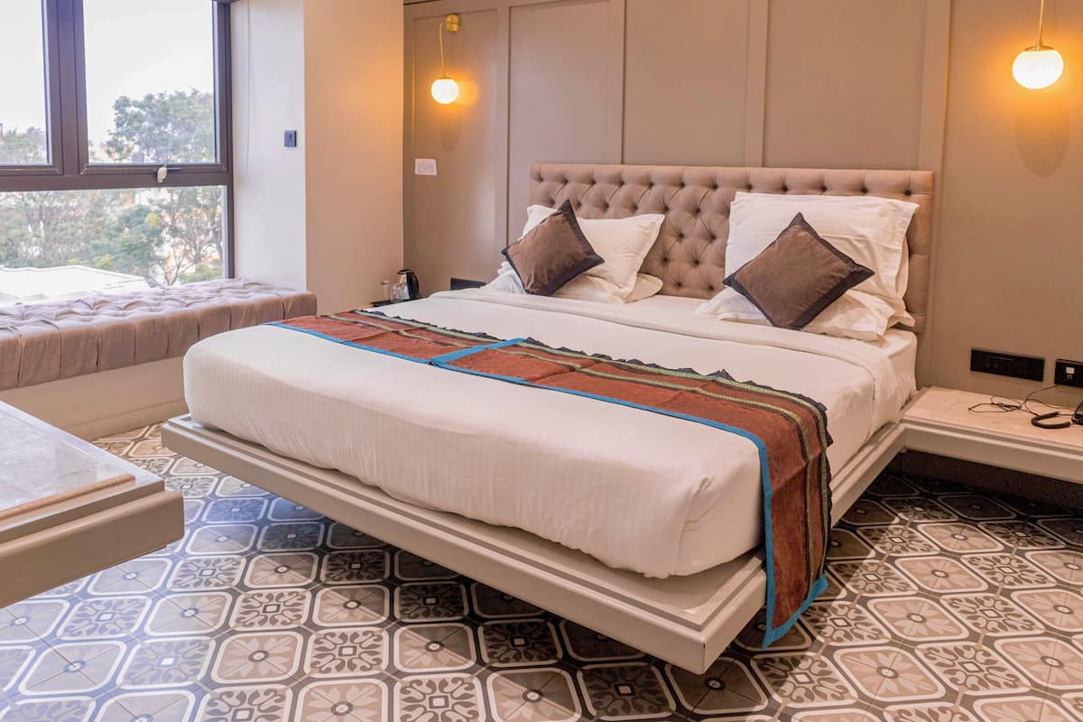 Memory foam beds, in-room safe, blackout drapes