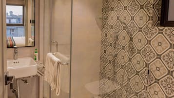 Phòng Deluxe | Phòng tắm | Buồng tắm vòi sen, đồ dùng nhà tắm miễn phí, khăn tắm, xà phòng