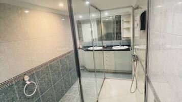 Een douche, een bidet, handdoeken, zeep