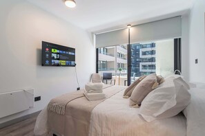 2 bedrooms, desk, iron/ironing board, WiFi