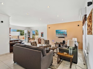 Uma sala de estar moderna com sofá, mesa de centro e televisão.