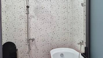 Dusche, Haartrockner, Handtücher, Seife