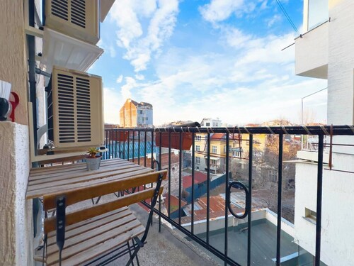 Spacious Room in the Center - Kitchen + Smart TV