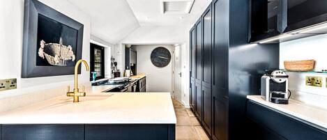 Mikrowelle, Ofen, Geschirrspüler, Toaster