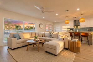 Smart TV, chimenea y oficina