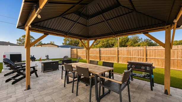 Outdoor dining - ‼️4BR Oasis w/ Heated Pool Near Anna Maria Island (Bradenton)