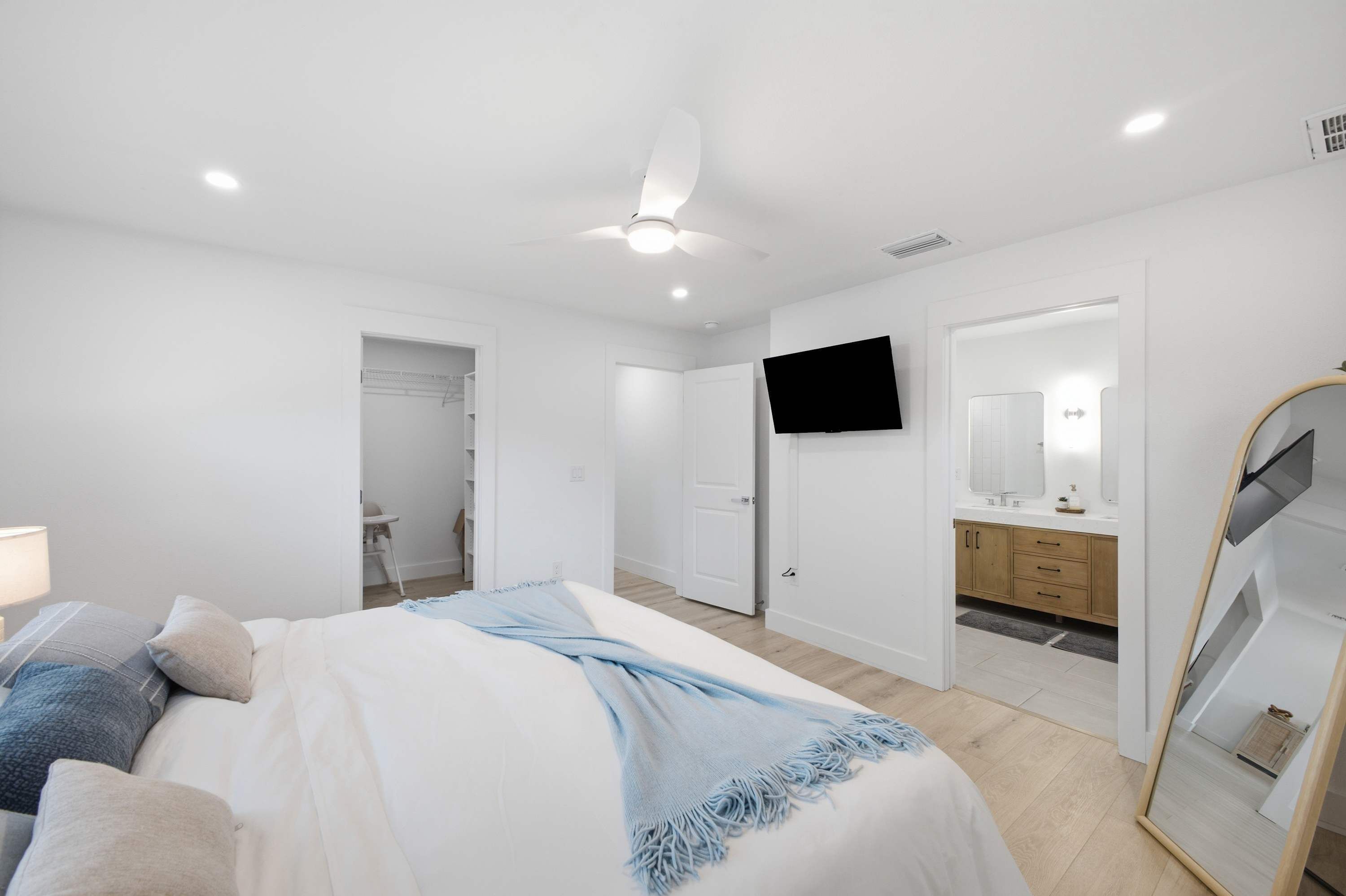 4 bedrooms, iron/ironing board, travel crib, WiFi (free)