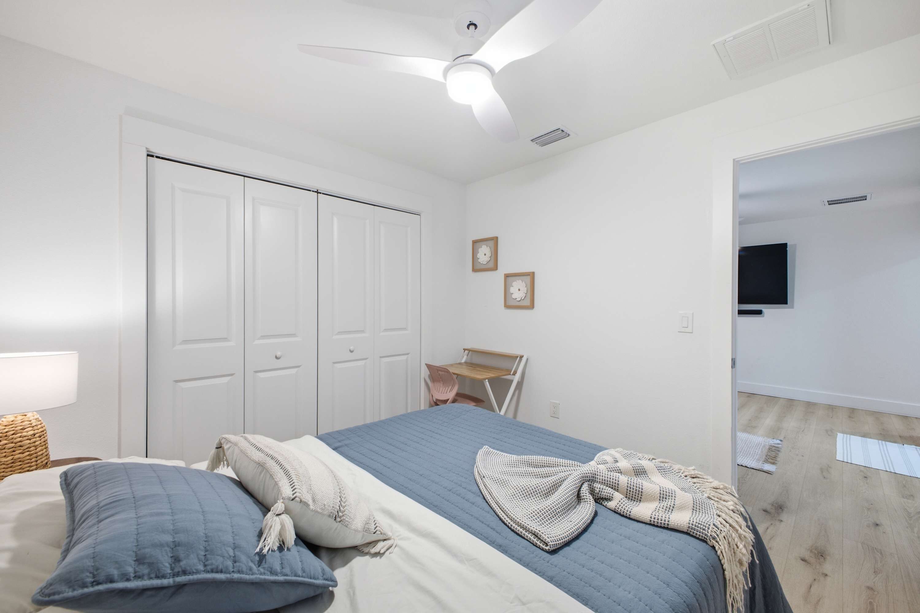 4 chambres, fer et planche à repasser, lit de bébé portatif