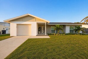 Exterior - ‼️4BR Oasis w/ Heated Pool Near Anna Maria Island (Bradenton)