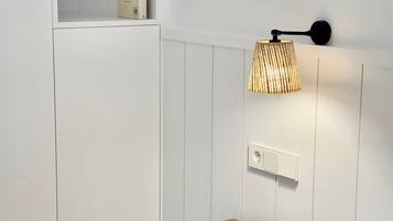 3 chambres, bureau, fer et planche Ă repasser, lit parapluie