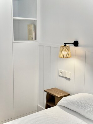 3 soverom, skrivebord, strykejern/-brett og reiseseng for barn