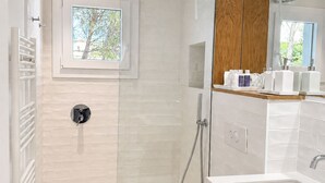 A modern bathroom with a glass-enclosed shower, a white sink, and a wooden cabinet above the mirror. - Apartment with terrace and sea view - 3 bedrooms - Llançà (Cap de Creus) (Llançà)