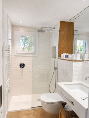 Dusche, Haartrockner, Handtücher, Seife