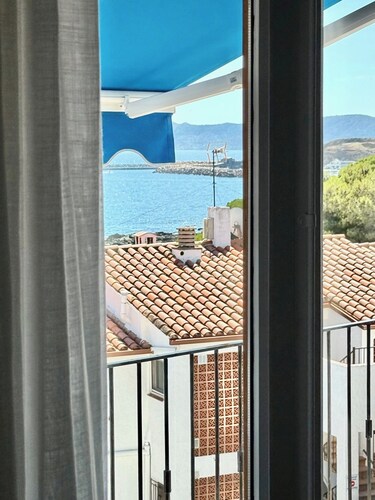 Three-bedroom apartment in Llançà for 6 people 2 minutes from the beach