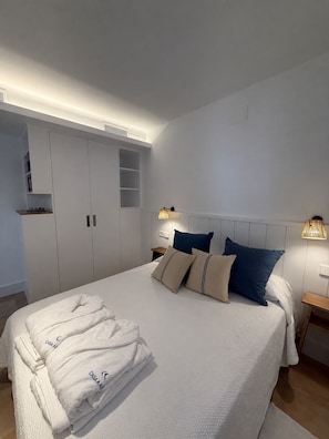 3 Schlafzimmer, Schreibtisch, Bügeleisen/Bügelbrett, Reisekinderbett