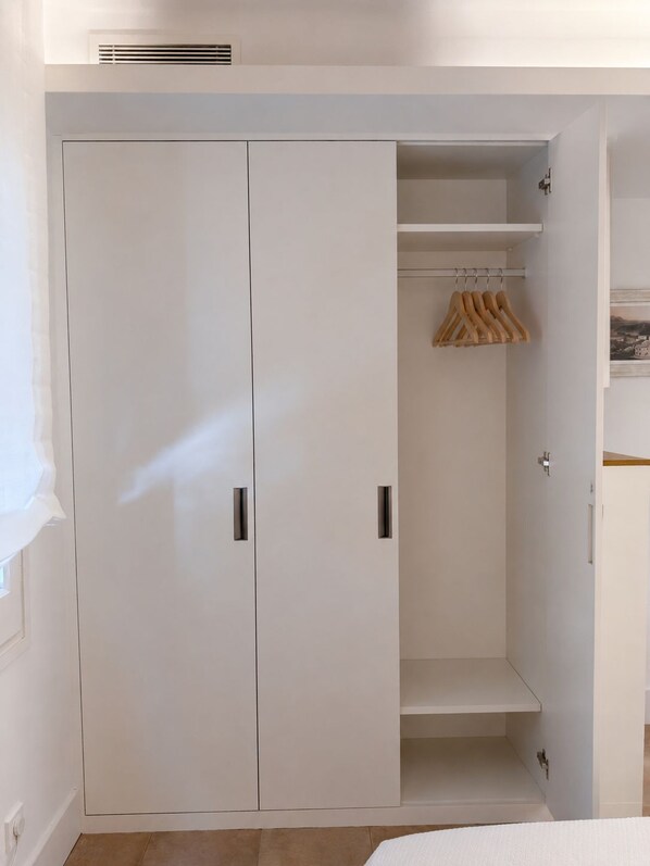 A white wardrobe with two doors and a hanging space. - Apartment with a terrace and ocean view - 3 bedrooms - Llançà (Cap de Creus) (Llançà)