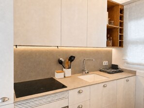 Wasserkocher mit Kaffee-/Teezubehör, Kühlschrank, Mikrowelle, Ofen