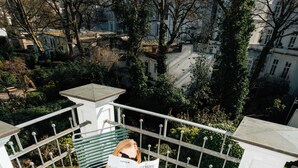 Une personne allongée sur une chaise longue, en train de lire un magazine.