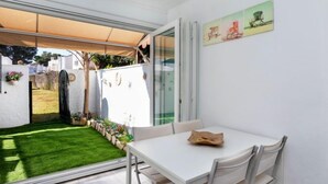 Vila, 3 kamar tidur, teras | Tempat makan outdoor