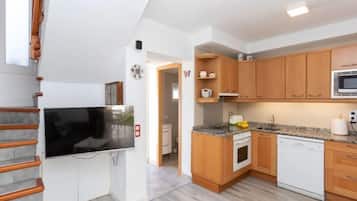 Villa, 3 Bedrooms, Terrace | Private kitchen