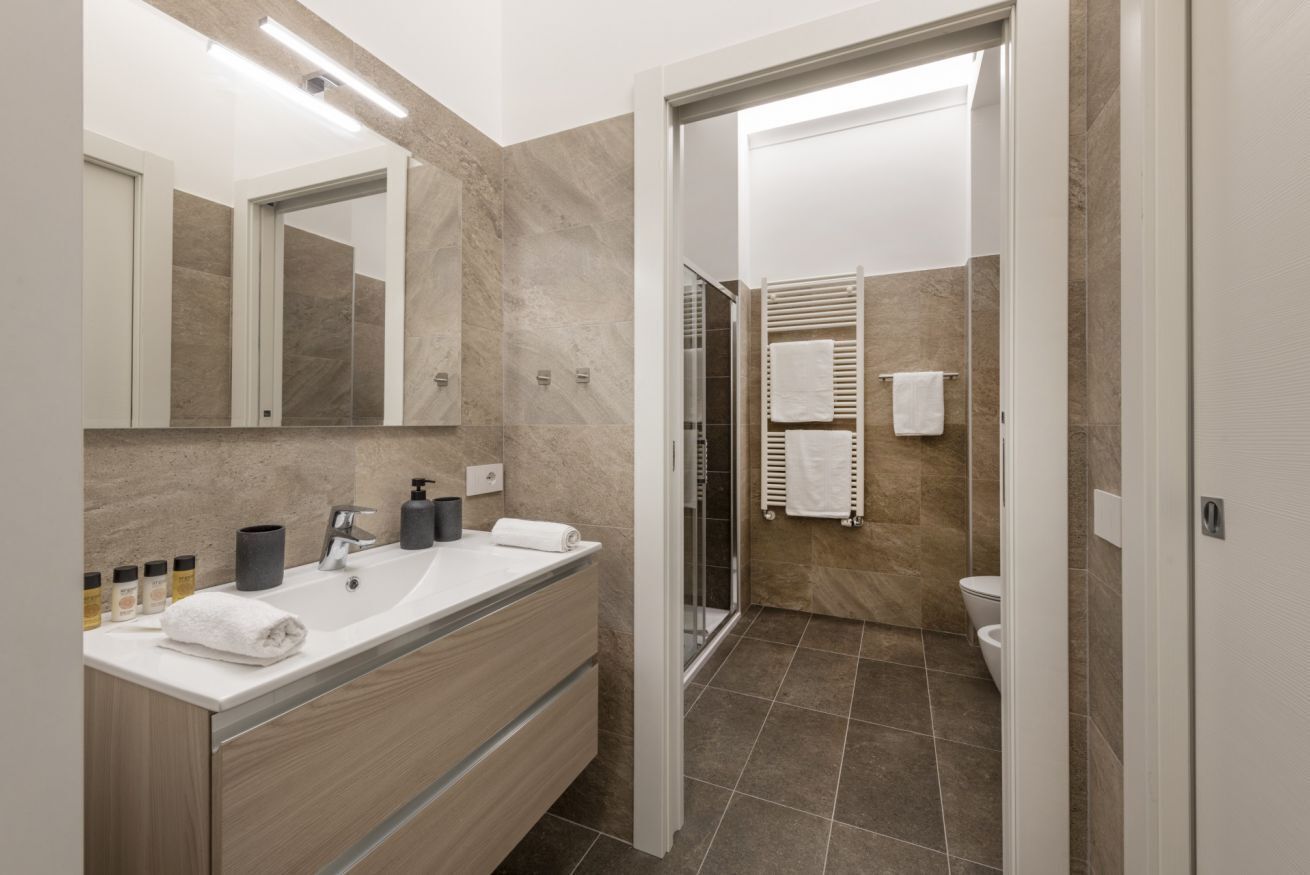 Een douche, gratis toiletartikelen, een haardroger, handdoeken